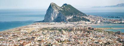 Vista aérea de La Línea, con Gibraltar al fondo.