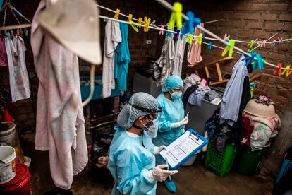 Un equipo de médicos visita a un paciencia en el este de Lima, en septiembre.
