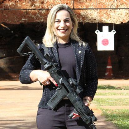 La diputada brasileña Katia Sastre, la 'madre policía', arquitecta y ex-agente de la Policía Militar (PM), en una fotografía cedida por ella en la que porta un rifle de asalto en un campo de tiro.