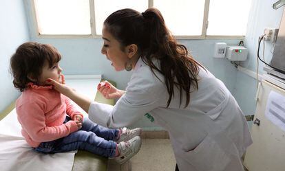 La enfermera autorizada, Vanie Boyajian vacuna a una niña contra la polio en Beirut, Líbano.