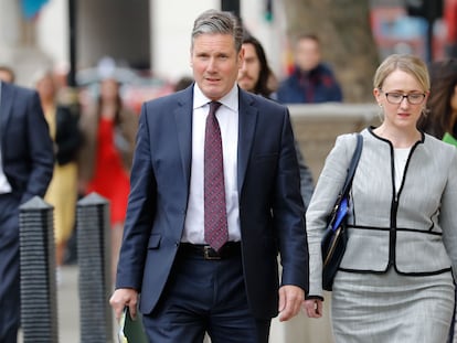 El líder laborista, Keir Starmer, camina por Londres junto a Rebecca Long-Bailey, en mayo del año pasado.