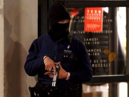 Una agent de la policia fa guàrdia al centre de Brussel·les.