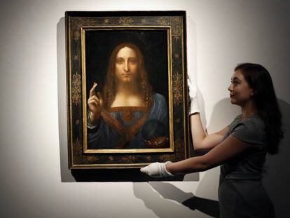 Una empleada de Christie&#039;s de Londres con &#039;Salvator Mundi&#039;, obra de Leonardo da Vinci subastada el pasado octubre.