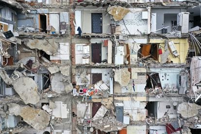 Un edificio de Adana, Turquía, destruido tras el terremoto. 