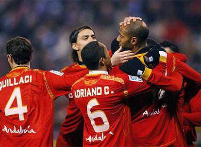 Los jugadores del Sevilla celebran en primer gol de su equipo