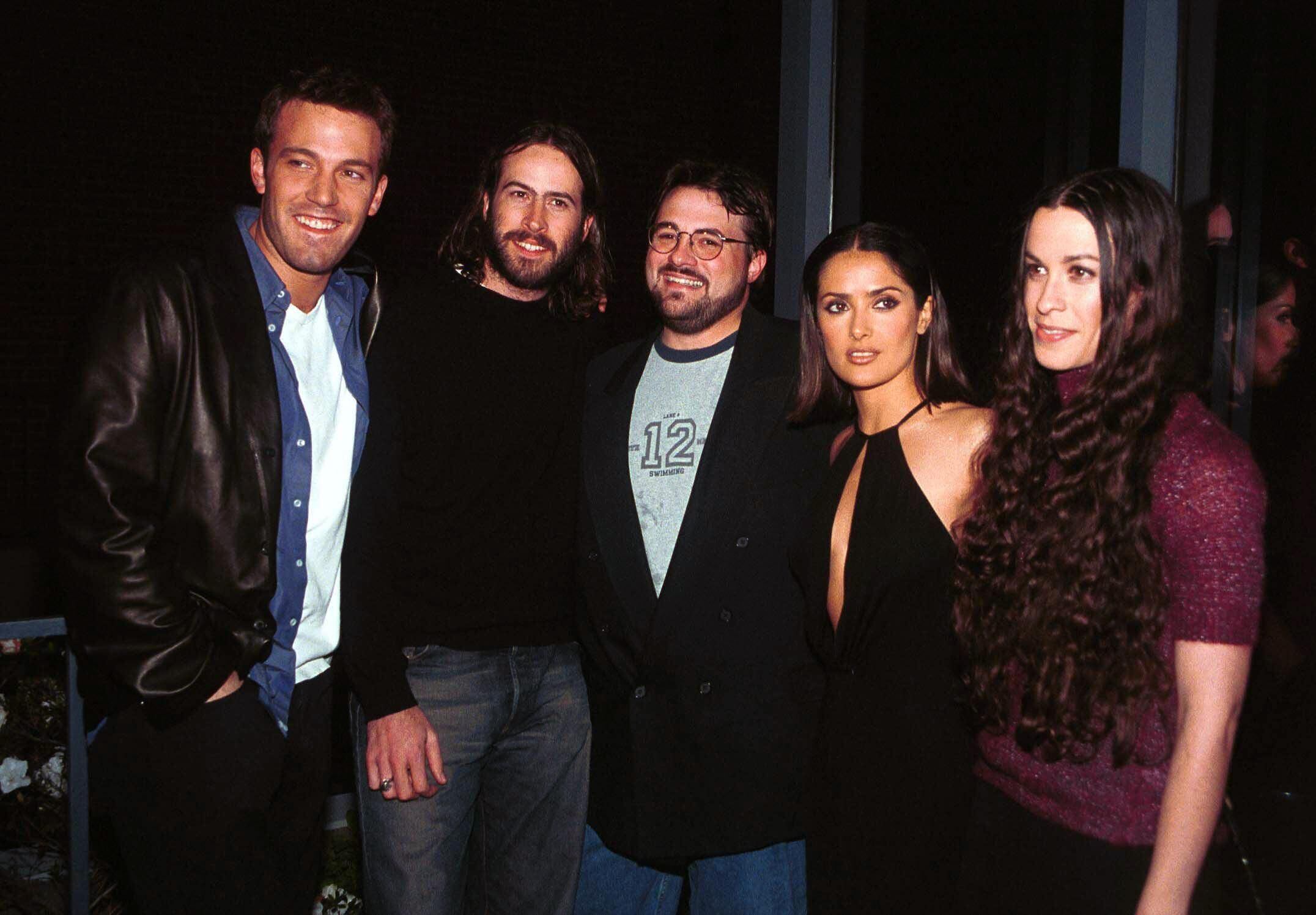 Ben Affleck, Jason Lee, Salma Hayek y Alanis Morissette posan con Kevin Smith, en el centro de la imagen, en al estreno de 'Dogma' en 1999.