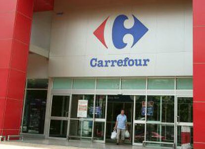 Una mujer sale de una tienda de la red de supermercados francesa Carrefour.