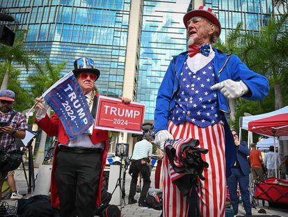 Simpatizantes de Trump a las afueras de la corte de Miami, este martes.