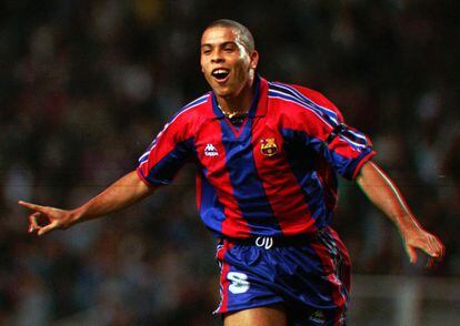 El delantero brasileño celebra un gol al AEK Larnica de Chipre, durante la primera ronda de la Recopa de Europa de 1996. Ronaldo solo estuvo una temporada en el Barça, para ir al Inter de Milán. En el club FCB se alzó con la Recopa y la Copa de Rey.