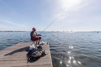 Un hombre pesca en la playa de Barnuevo, en San Javier (Murcia), este viernes.