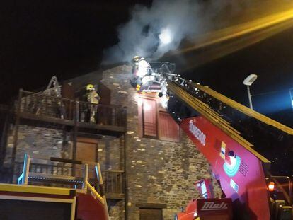 Los bomberos de la Diputación de Huesca sofocaban un incendio en enero de 2022 originado en la chimenea de una vivienda en Castiello de Jaca.