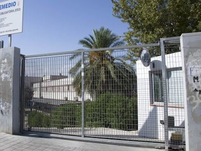 El IES Virgen del Remedio de Alicante cerrado por el calor. 