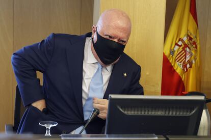 El comisario jubilado José Manuel Villarejo durante su comparecencia ante la comisión parlamentaria Kitchen, que trata de aclarar el presunto uso de fondos reservados para una operación parapolicial de espionaje a Luis Bárcenas, este jueves en el Congreso de los Diputados.