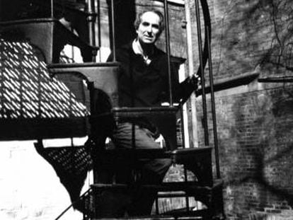 Philip Roth, en la escalera del jardín de su casa. 