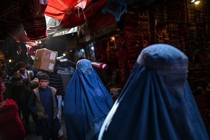 Two women in burqa were walking past a carpet market in Kabul last Sunday.
