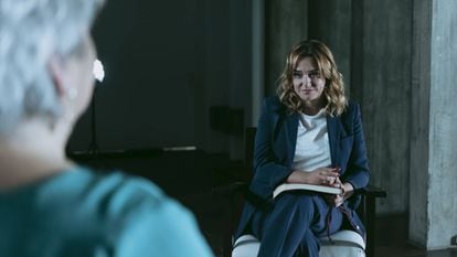 La periodista Toñi Moreno entrevista a Dolores Vázquez en un momento de la serie que HBO Max estrenó el 26 de octubre.