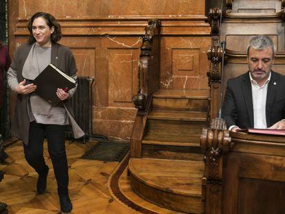 La alcaldesa de Barcelona, Ada Colau, y el líder del PSC, Jaume Collboni, en un Pleno del Ayuntamiento.