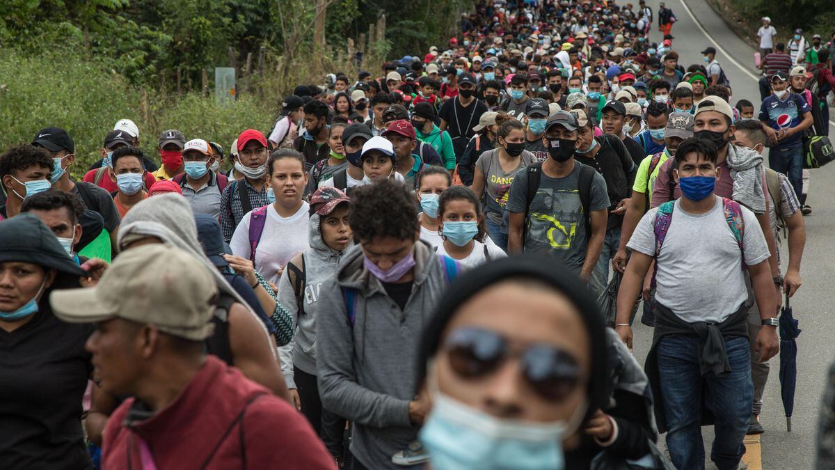 CARAVANA MIGRANTES Una caravana con 4.500 migrantes que viaja a pie desde Honduras avanza por Guatemala rumbo a Estados Unidos