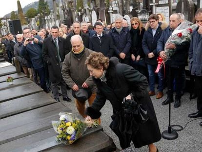 La viuda de Fernando Mugica, hist&oacute;rico militante asesinado por ETA hace 22 a&ntilde;os, durante el homenaje del PSE-EE.