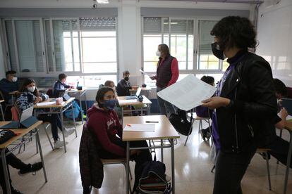 El profesorado habla con los alumnos en un aula con las ventanas abiertas en un instituto de Alcoy.