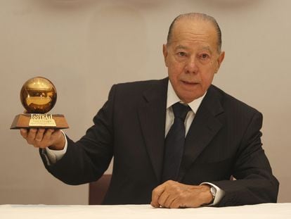 Luis Suárez posa con su Balón de Oro, ganado en 1960.