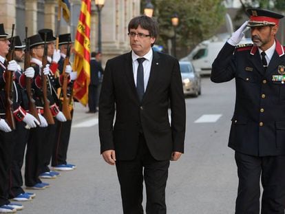 El entonces presidente de la Generalitat, Carles Puigdemont, en un acto con los Mossos días antes del referéndum ilegal del 1 de octubre.