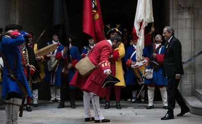 El presidente catalán, Quim Torra, recibiendo durante los actos de la diada a los Miquelets de Catalunya, una representación histórica de soldados milicianos y civiles del siglo XVIII. 