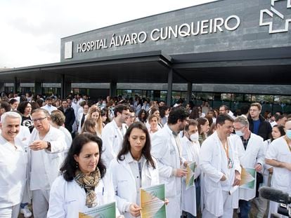 Médicos en huelga se concentran este martes ante el hospital de Vigo.