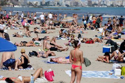 Grupos de personas disfrutan del sol y las altas temperaturas en la playa alicantina del Postiguet, el pasado 15 de abril.