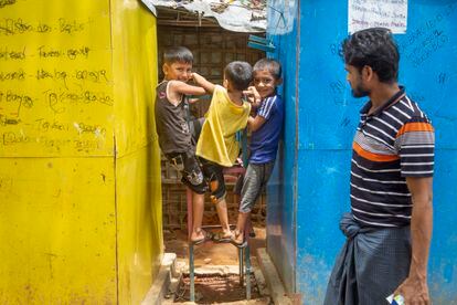 Del casi millón de personas que vive en los campamentos en Cox's Bazar, la mitad son menores de edad. En la imagen, unos niños juegan y sonríen, el 24 de agosto de 2022. Sobre cómo se encuentran, desde Save the Children aseguran que además de estar preocupados por su seguridad –dos tercios de ellos no se sienten más seguros ahora que cuando llegaron hace cinco años–, casi el 80% de los pequeños se sienten deprimidos en algún momento.