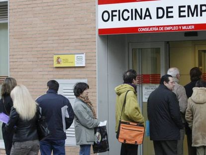 Un grupo de personas hace cola en la entrada de una oficina de empleo de la Comunidad de Madrid.