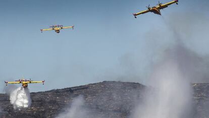 Tres aviones, este lunes, en la extinción del incendio en Pedralba.