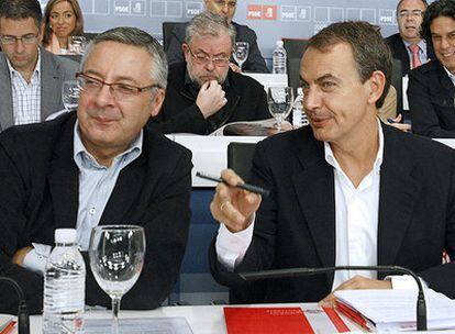 El presidente del Gobierno y secretario general del PSOE, José Luis Rodríguez Zapatero, junto a José Blanco, secretario de Organización de la formación y ministro de Fomento, durante la reunión del Comité Federal de los socialistas que se ha celebrado hoy en la sede del partido en Madrid.