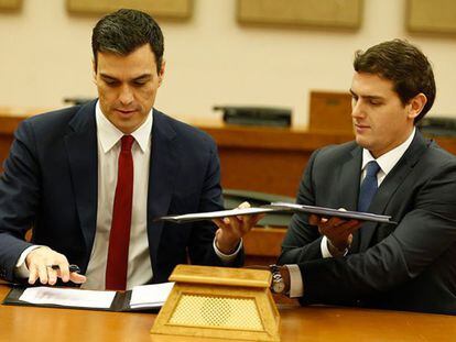 S&aacute;nchez y Rivera, tras la firma del acuerdo.