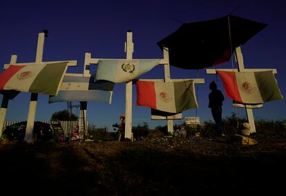 Este martes, un hombre camina entre las 53 cruces del memorial improvisado en el sitio donde fueron encontrados los migrantes.