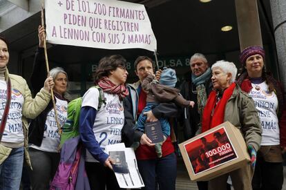 Torres y Kelleher, acompañadas por la presidenta de la Federación Española de LGTBI, presentan las firmas.