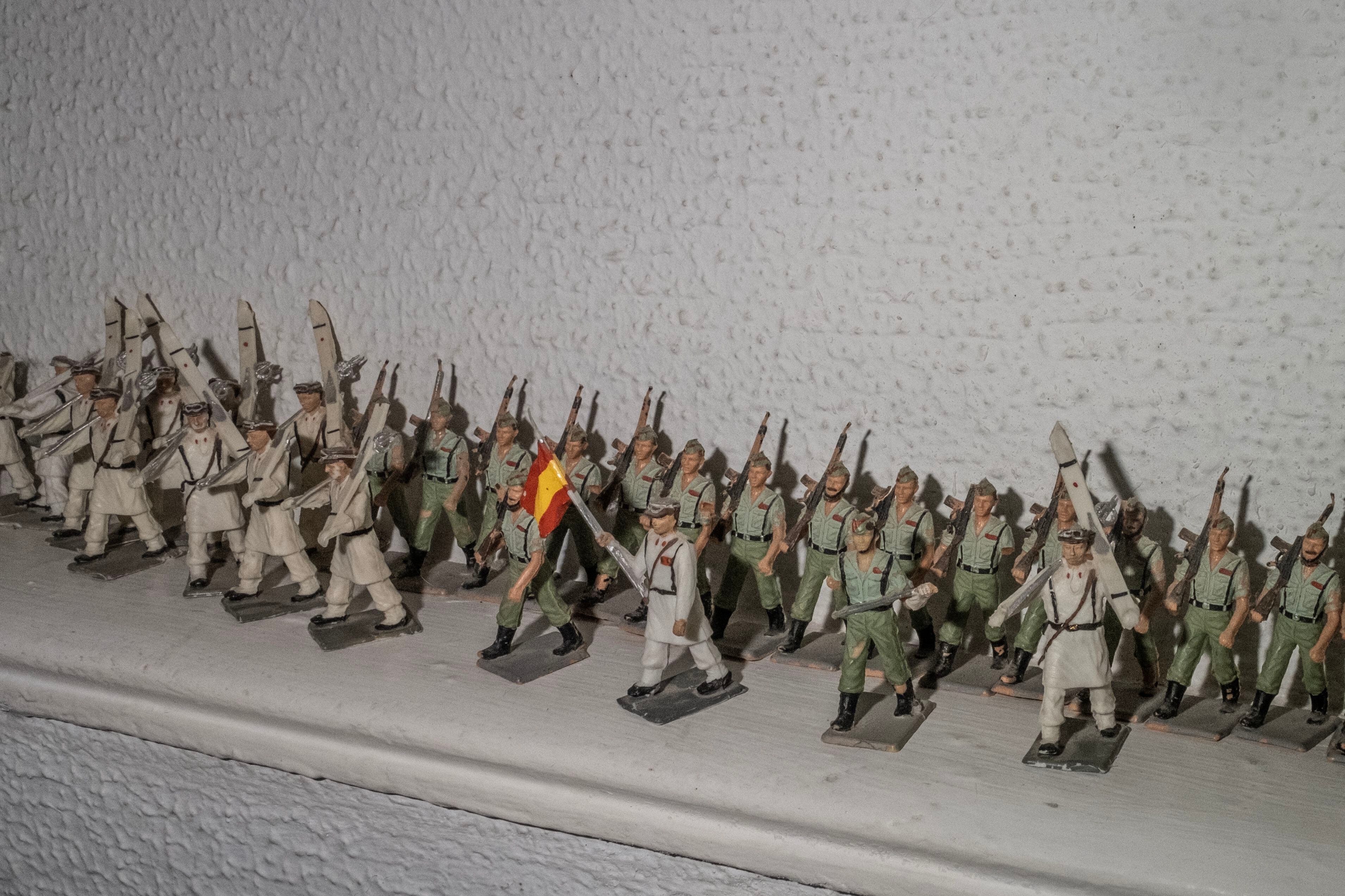 Una colección de miniaturas militares en el interior de una vivienda de la colonia.