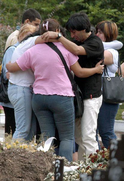Familiares y amigos de un joven fallecido en el siniestro se despiden de él en el cementerio de Chacarita, en Buenos Aires.