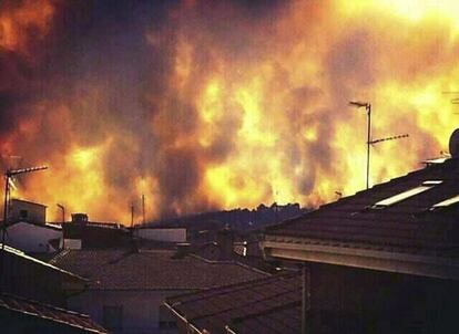 Imagen facilitada por los Bomberos Forestales de la Comunidad de Madrid, del incendio forestal  registrado en la sierra oeste de Madrid y que afectó a la localidad de Valdemorillo. Los trabajos de extinción se han reanudado para atajar el fuego, que evoluciona de forma favorable.