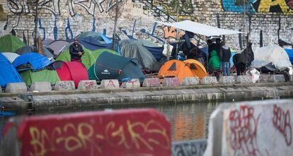 Campamento de inmigrantes ilegales en el canal Saint Martin de Par&iacute;s (Francia).