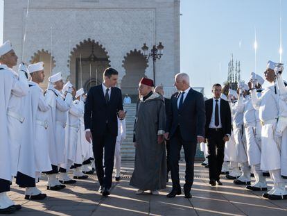 El presidente, Pedro Sánchez; el historiador y portavoz del Palacio Real, Abdelhak Lamrin, y el ministro marroquí de Sanidad, Khalid Ait Taleb, tras visitar en Rabat el día 2 el mausoleo de Mohamed V.