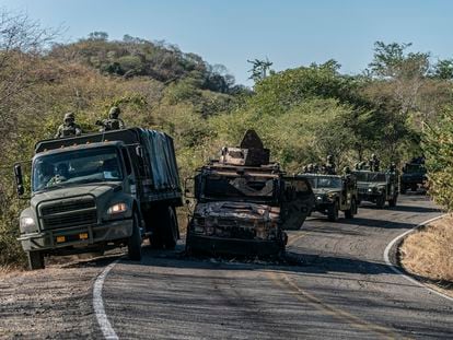 Un convoy militar rodea un vehículo quemado durante el segundo "culiacanazo", en enero de 2022.