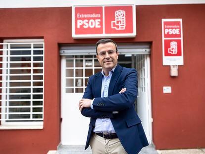 Miguel Ángel Gallardo, este lunes delante de la sede del PSOE en Mérida.