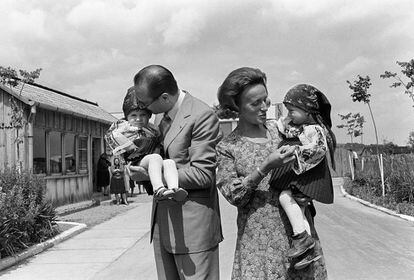 Jacques Chirac junto a su esposa, Bernadette, y sus hijos Claude (a la izquierda) y Laurance, en una visita a Marginea (Rumania), en julio 1975.