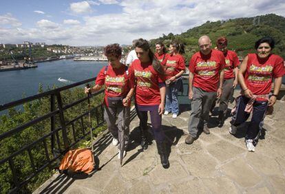 Un grupo de reclusas y varios voluntarios llegando a la ermita de Santa Ana, en Pasajes.