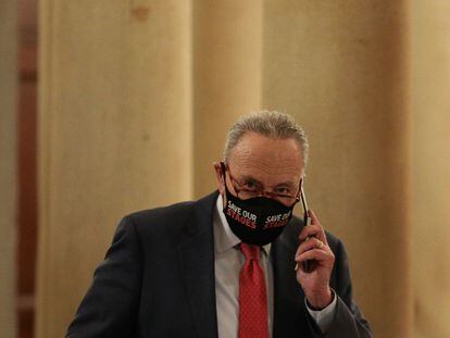 El líder de la minoría demócrata en el Senado, Chuck Schumer, habla por teléfono en el Capitolio.
