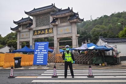 Un policía controla uno de los accesos al cementerio Biandanshan de Wuhan.