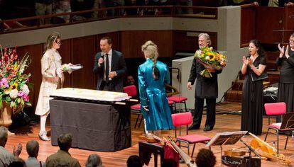 Flores y tarta para Jordi Savall en Utrecht por su 75&ordm; cumplea&ntilde;os.