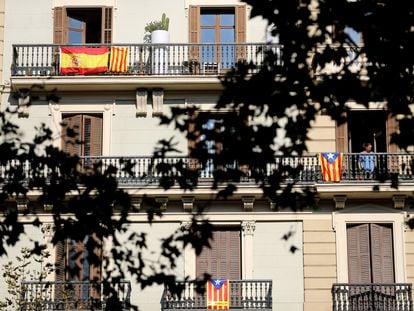 Banderas española, catalana y 'estelada' (independentista), en los balcones de un edificio de Barcelona en septiembre de 2017.