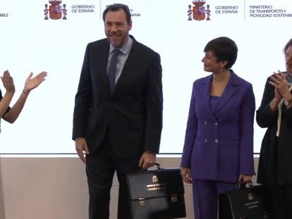La ex ministra de Transportes, Raquel Sánchez, traspasa las carteras de Transportes y Vivienda a Óscar Puente e Isabel Rodríguez, respectivamente.